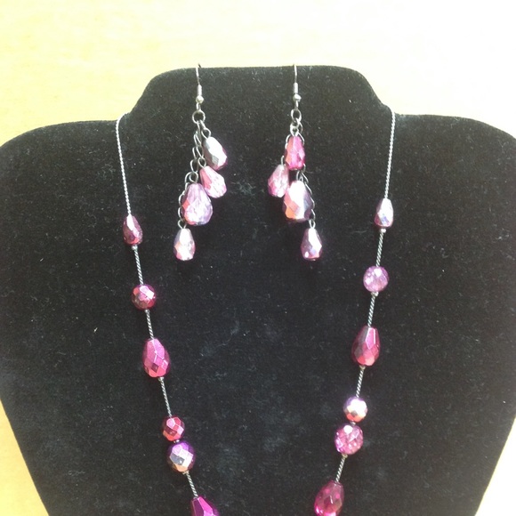 Fuschia Necklace & Earring set - Picture 2 of 2
